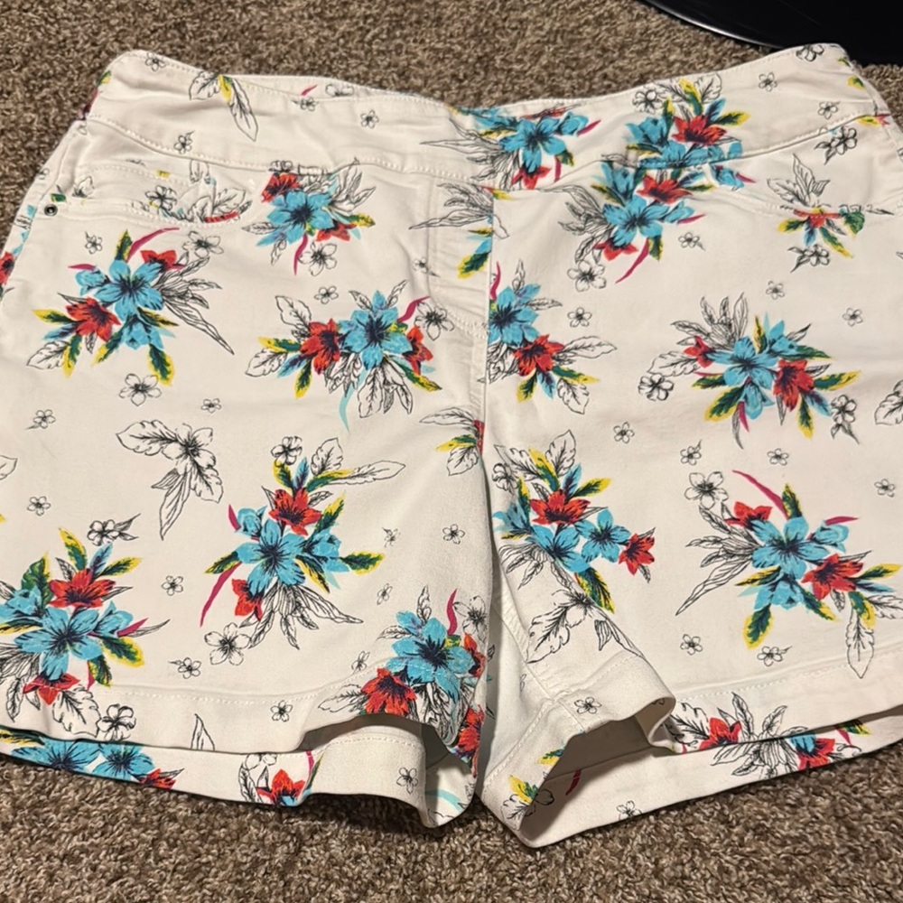 Westbound Petites floral on white pull-on stretch shorts (16P) - EUC!